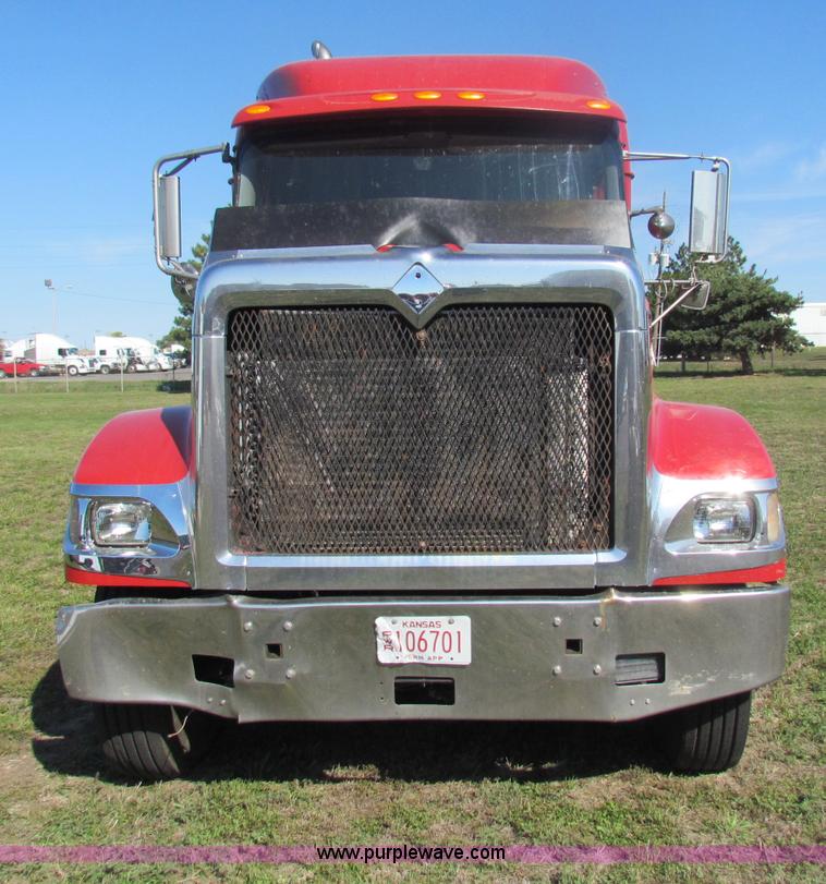 image for item E8123 2002 International 9900i semi truck