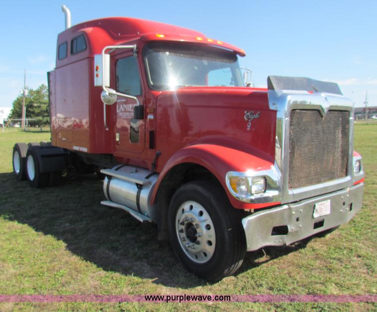 image for item E8123 2002 International 9900i semi truck