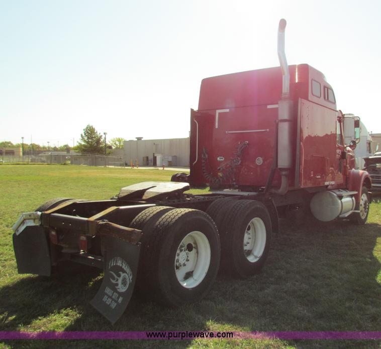 image for item E8123 2002 International 9900i semi truck