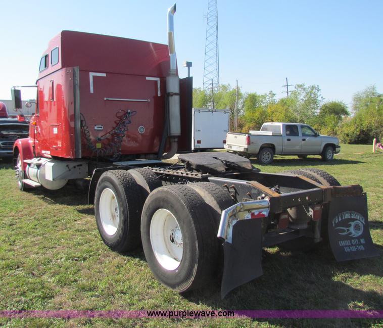 image for item E8123 2002 International 9900i semi truck
