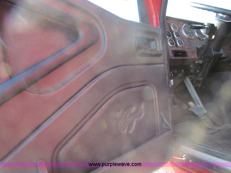 image for item E8123 2002 International 9900i semi truck