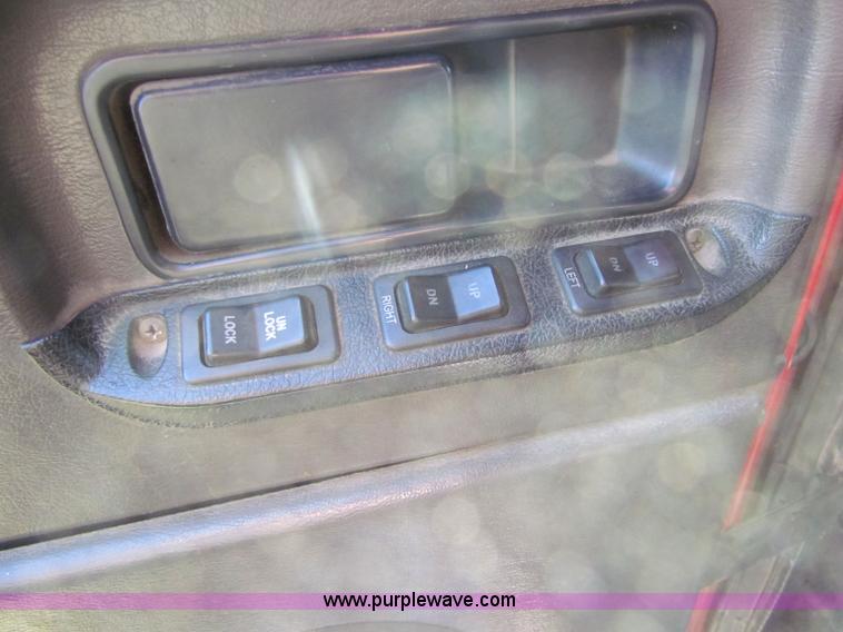 image for item E8123 2002 International 9900i semi truck