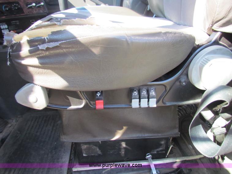 image for item E8123 2002 International 9900i semi truck