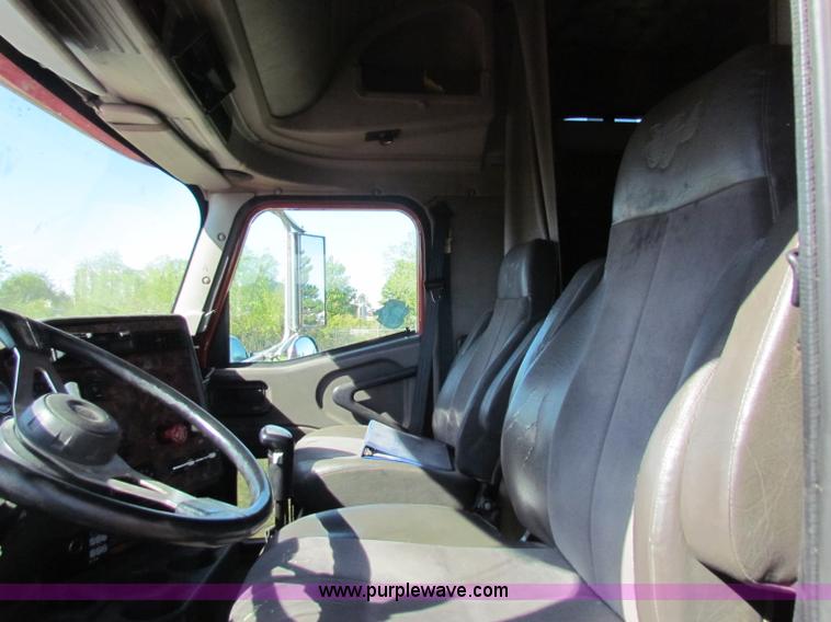 image for item E8123 2002 International 9900i semi truck