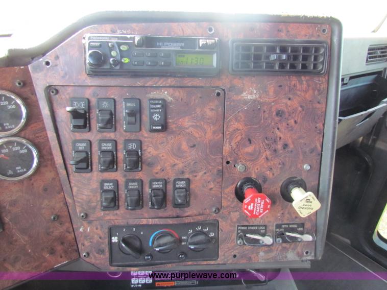 image for item E8123 2002 International 9900i semi truck