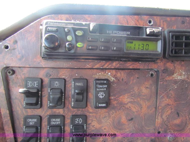 image for item E8123 2002 International 9900i semi truck