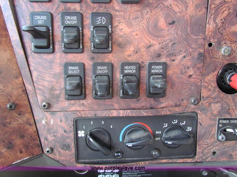 image for item E8123 2002 International 9900i semi truck