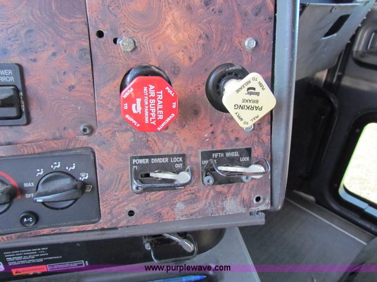 image for item E8123 2002 International 9900i semi truck