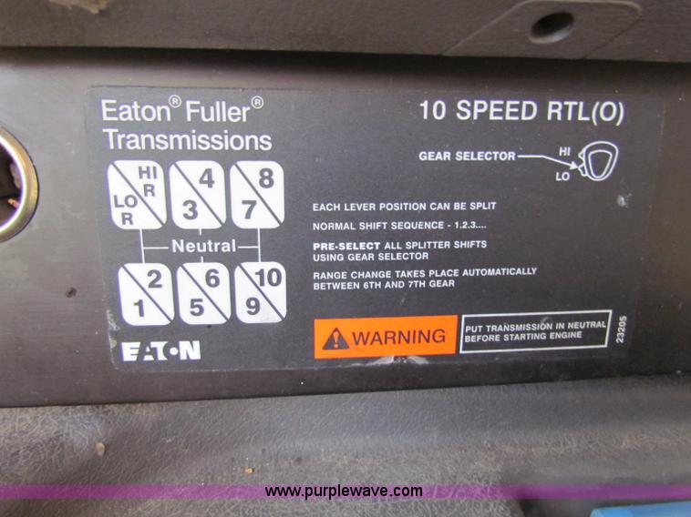 image for item E8123 2002 International 9900i semi truck