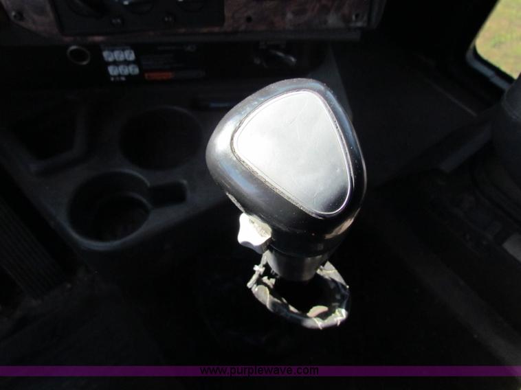 image for item E8123 2002 International 9900i semi truck