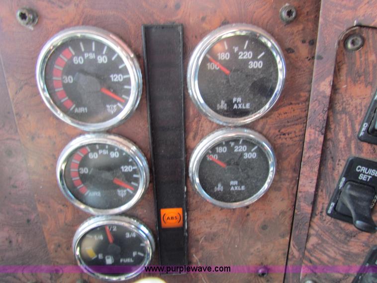 image for item E8123 2002 International 9900i semi truck