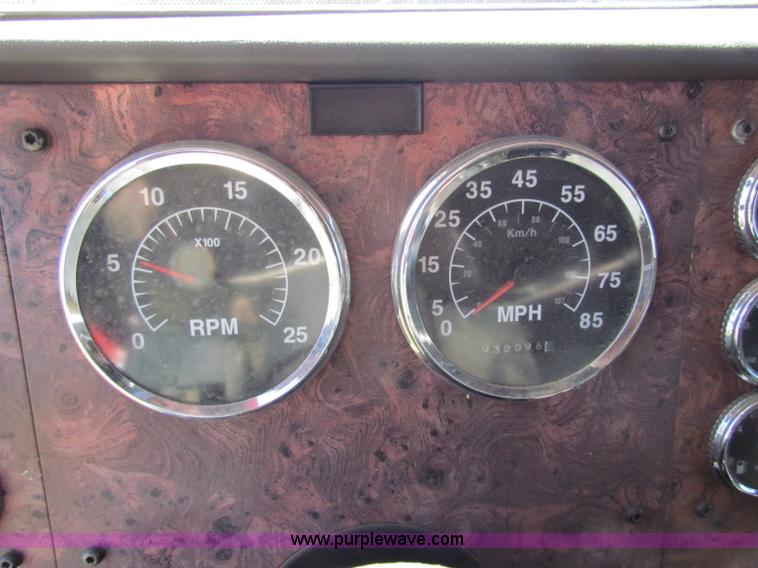 image for item E8123 2002 International 9900i semi truck