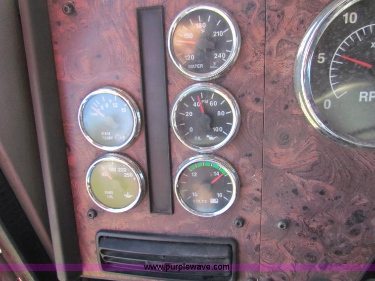 image for item E8123 2002 International 9900i semi truck