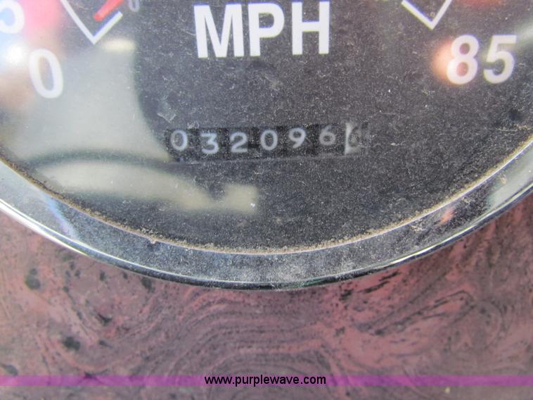 image for item E8123 2002 International 9900i semi truck