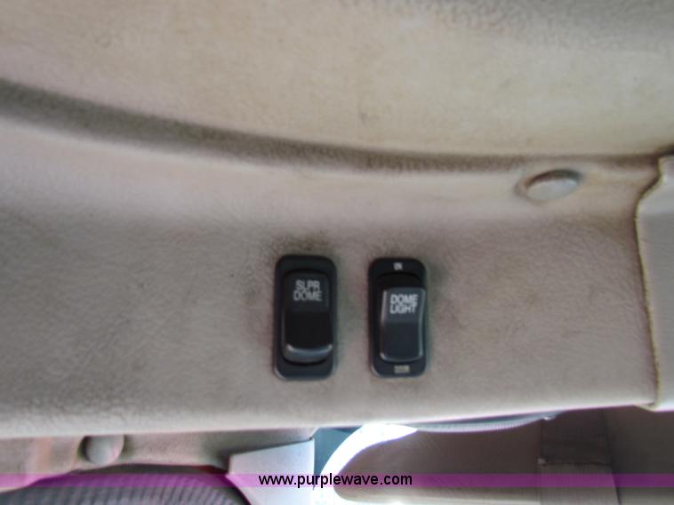 image for item E8123 2002 International 9900i semi truck