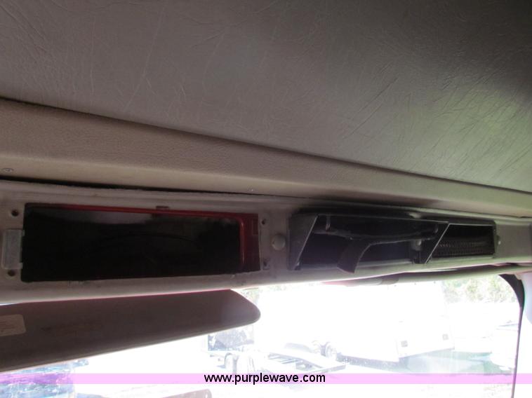 image for item E8123 2002 International 9900i semi truck