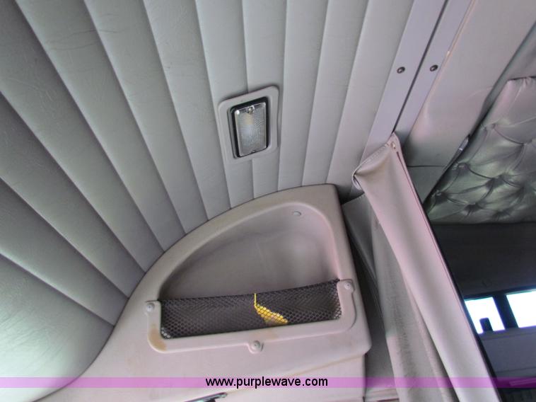 image for item E8123 2002 International 9900i semi truck