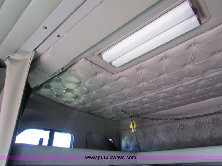 image for item E8123 2002 International 9900i semi truck