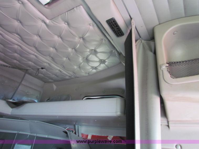 image for item E8123 2002 International 9900i semi truck