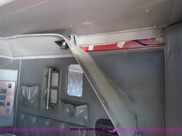 image for item E8123 2002 International 9900i semi truck