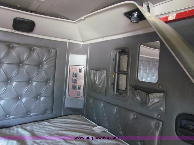 image for item E8123 2002 International 9900i semi truck