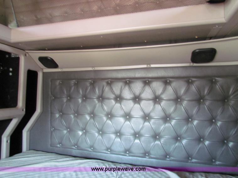 image for item E8123 2002 International 9900i semi truck