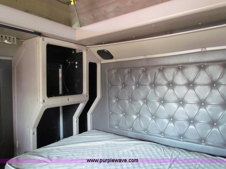 image for item E8123 2002 International 9900i semi truck