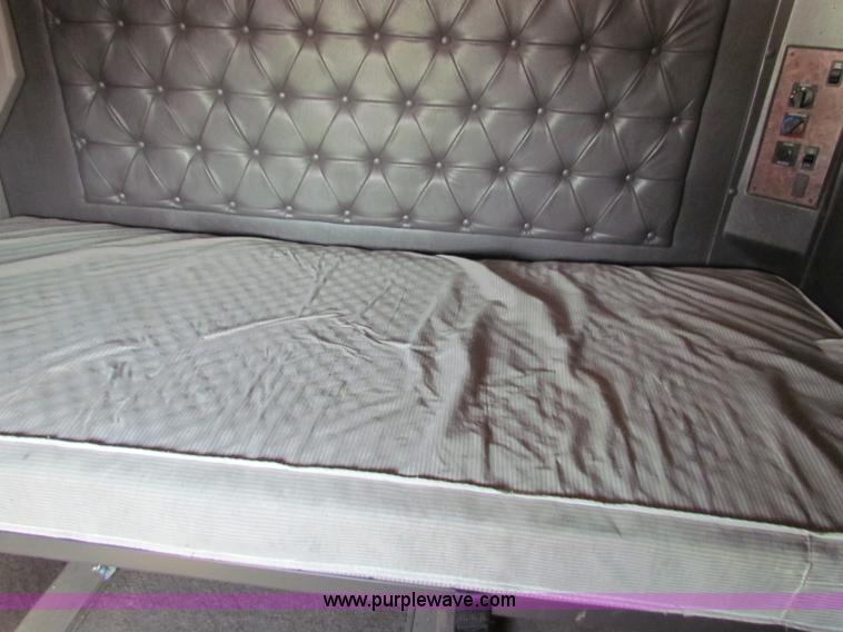 image for item E8123 2002 International 9900i semi truck