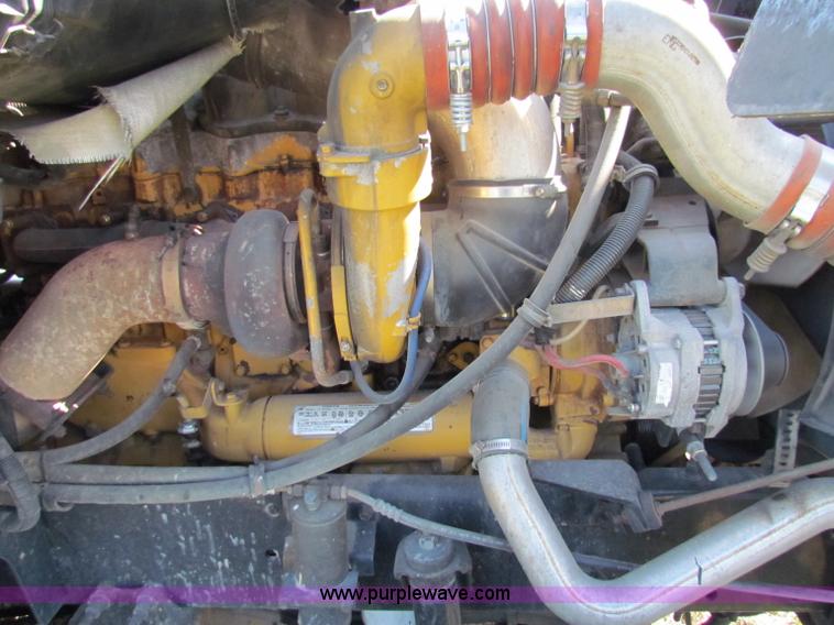 image for item E8123 2002 International 9900i semi truck