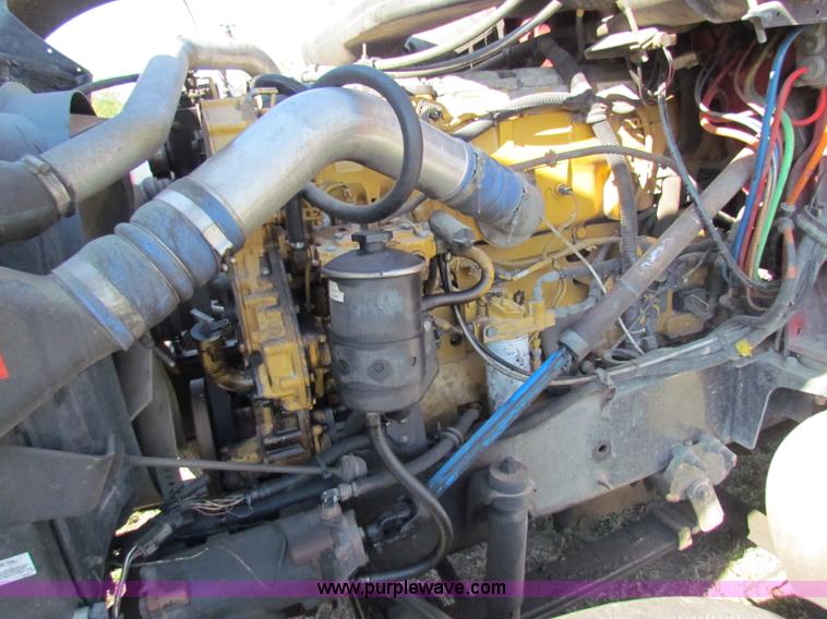 image for item E8123 2002 International 9900i semi truck