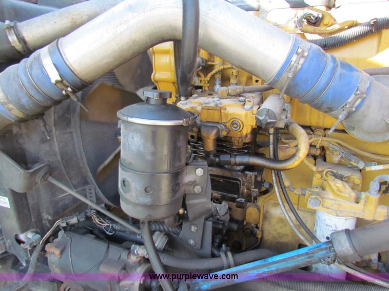 image for item E8123 2002 International 9900i semi truck