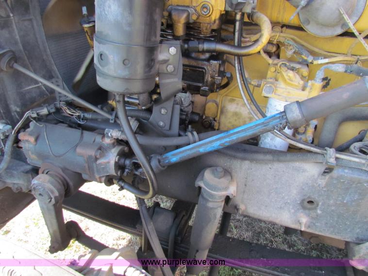 image for item E8123 2002 International 9900i semi truck