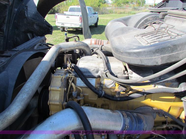 image for item E8123 2002 International 9900i semi truck