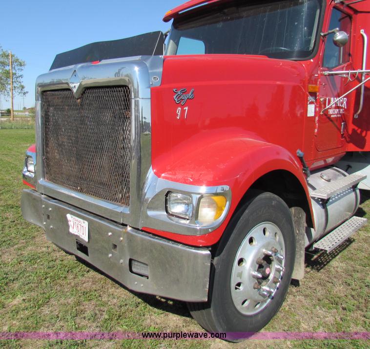 image for item E8123 2002 International 9900i semi truck