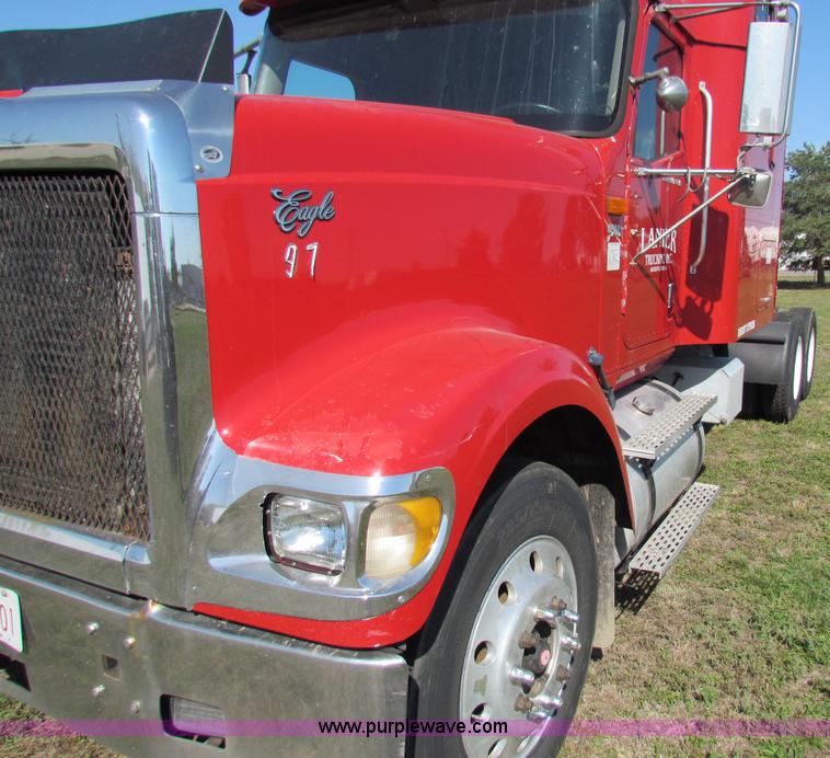 image for item E8123 2002 International 9900i semi truck