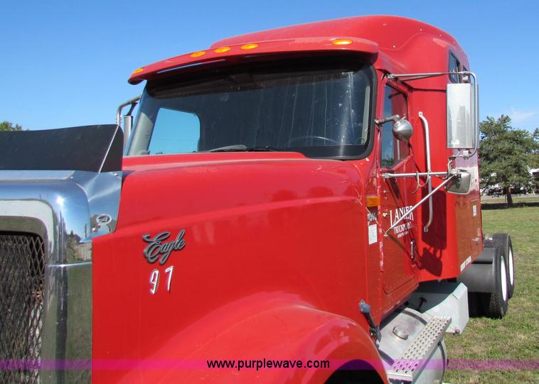 image for item E8123 2002 International 9900i semi truck