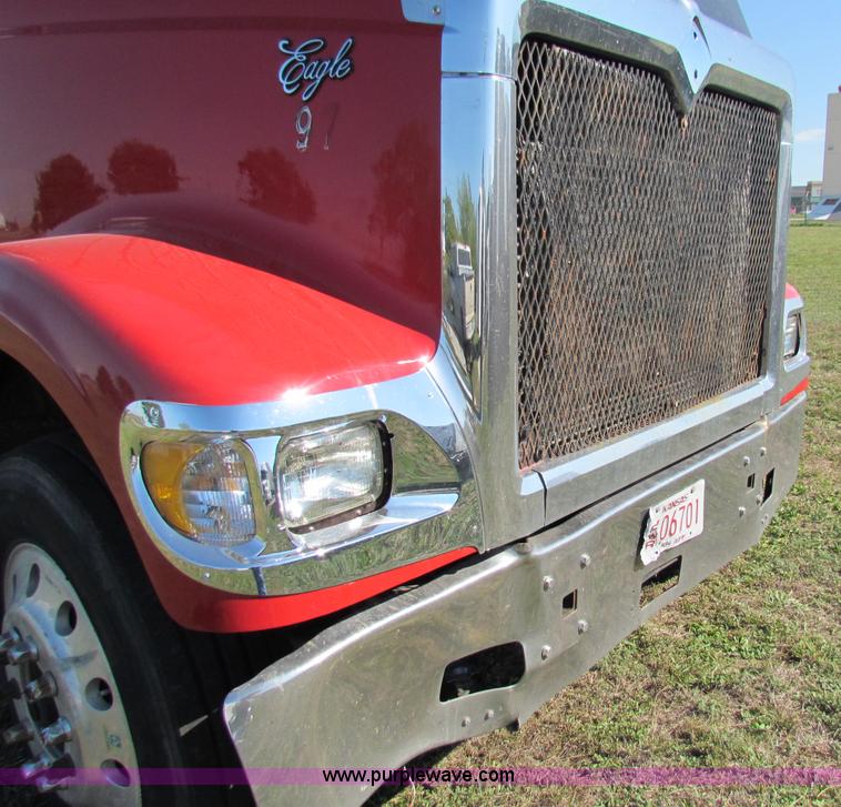 image for item E8123 2002 International 9900i semi truck