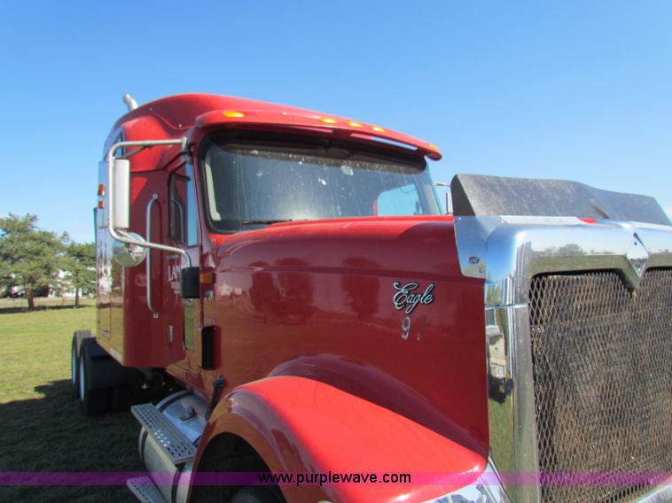 image for item E8123 2002 International 9900i semi truck