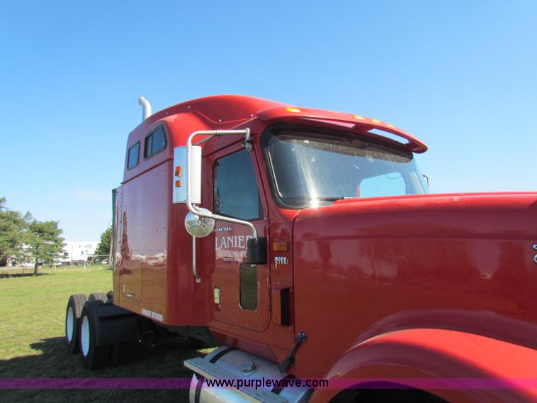 image for item E8123 2002 International 9900i semi truck