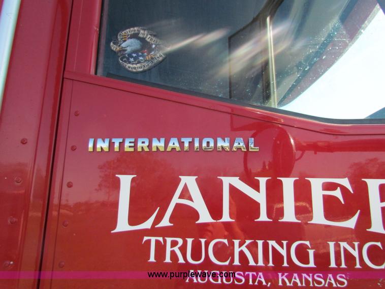 image for item E8123 2002 International 9900i semi truck