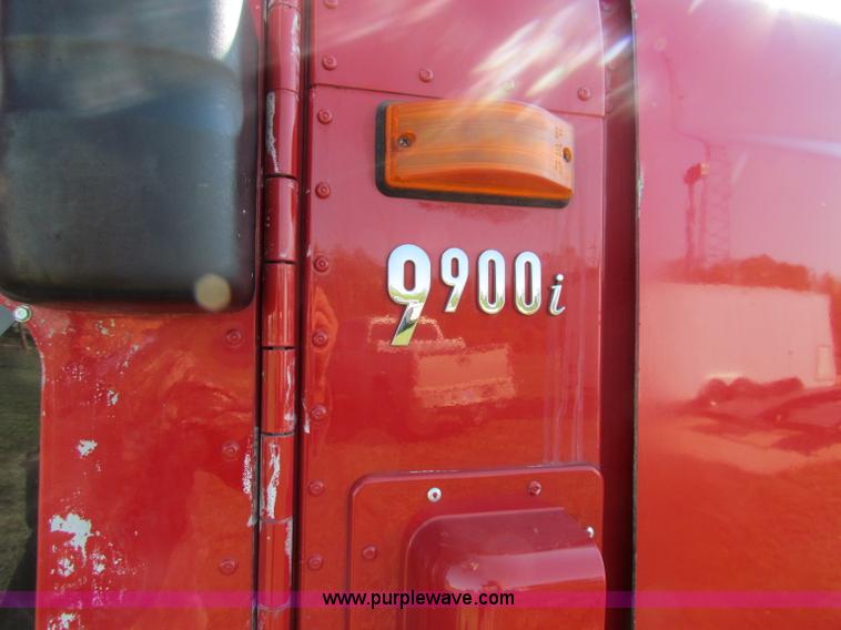 image for item E8123 2002 International 9900i semi truck