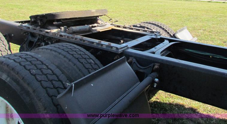 image for item E8123 2002 International 9900i semi truck