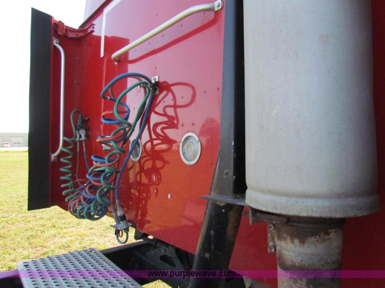 image for item E8123 2002 International 9900i semi truck