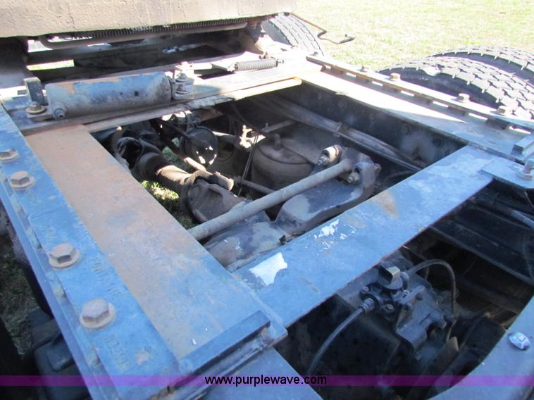 image for item E8123 2002 International 9900i semi truck