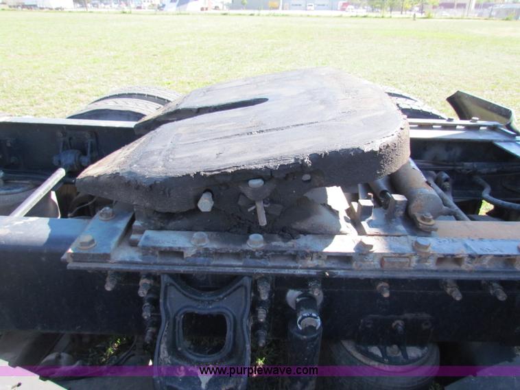 image for item E8123 2002 International 9900i semi truck