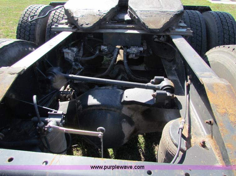 image for item E8123 2002 International 9900i semi truck