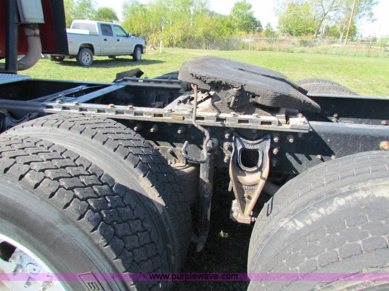 image for item E8123 2002 International 9900i semi truck