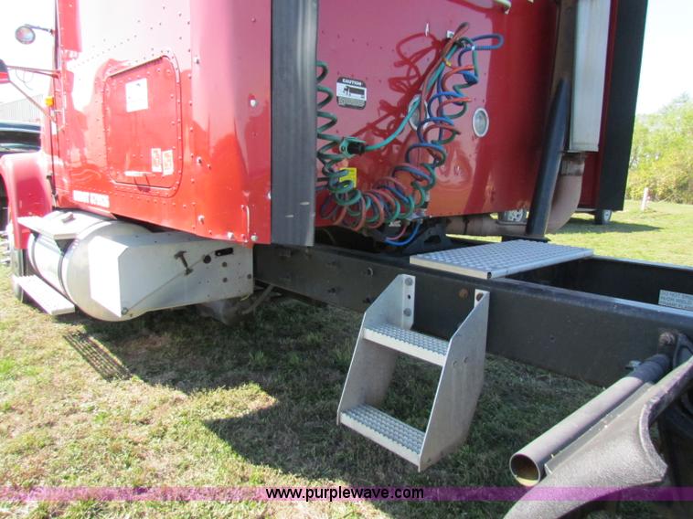 image for item E8123 2002 International 9900i semi truck