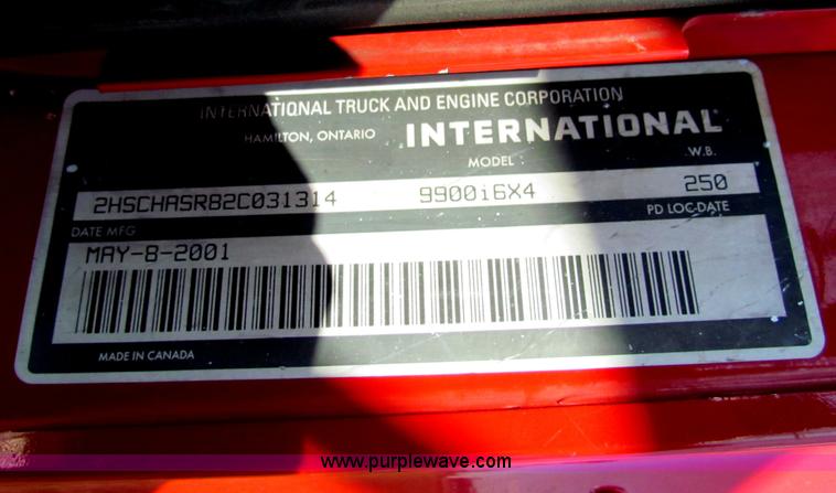 image for item E8123 2002 International 9900i semi truck