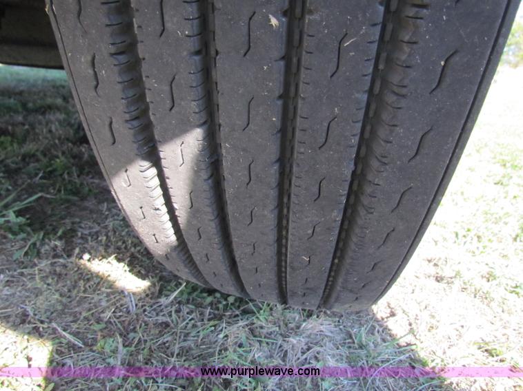 image for item E8123 2002 International 9900i semi truck